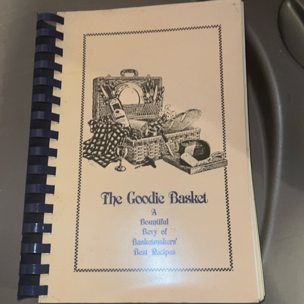 The Goodie Basket Cookbook Basketmakers‎ Best Recipes OS Tan Good Spiral Bound